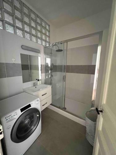 une machine à laver dans une salle de bain avec un lavabo dans l'établissement PORT NICE: Very nice 3 rooms, à Nice
