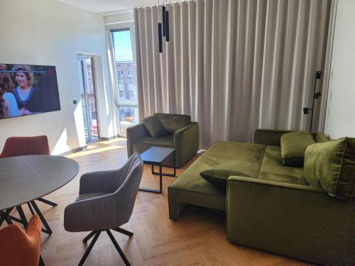 un soggiorno con un divano e un tavolo di PÄRNU CENTER a Pärnu