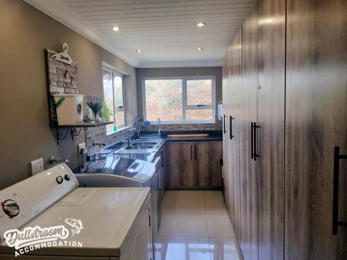 ダルストロアームにあるMisty View Houseのキッチン(シンク、コンロ付)