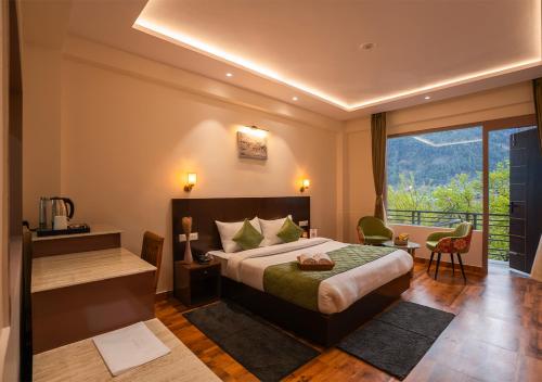 マナリにあるMoustache Manaliのベッドと大きな窓が備わるホテルルームです。