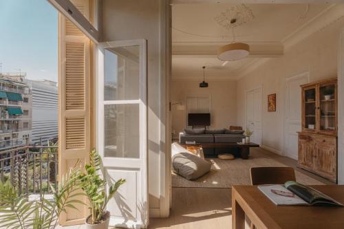 Casa Tao في أثينا: غرفة معيشة مطلة على غرفة معيشة