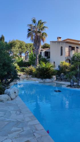 Photo de la galerie de l'établissement Studio dans grande maison provençale vue mer, à Sausset-les-Pins