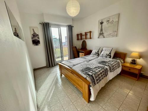 1 dormitorio con cama y ventana en Chambre privée en colocation dans un appartement au centre de rillieux la pape en Rillieux
