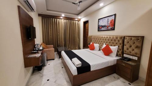 Giường trong phòng chung tại Delhi Residency Vasant Kunj