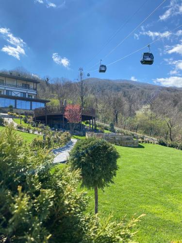 a gondola ride over a park with a building at Kartepe Panorama in Kartepe