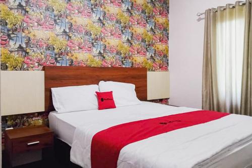 A bed or beds in a room at RedDoorz at Pantai Panjang Bengkulu 2