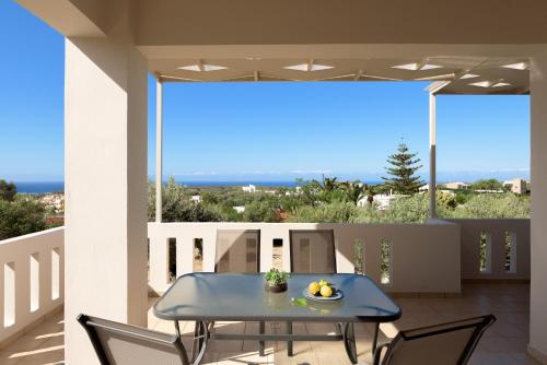 einen Tisch auf einem Balkon mit Meerblick in der Unterkunft Perivoli Cottage, a Rural Bliss of Nature, By ThinkVilla in Agios Dimitrios