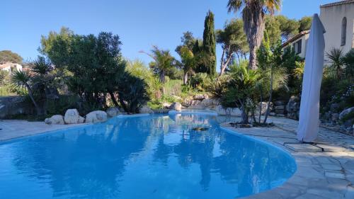 Photo de la galerie de l'établissement Studio dans grande maison provençale vue mer, à Sausset-les-Pins