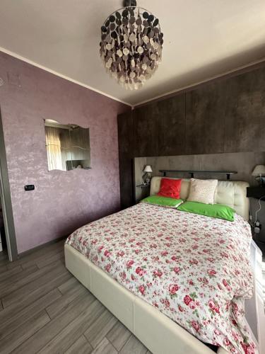 sypialnia z dużym łóżkiem i żyrandolem w obiekcie Casa di Sibilla w mieście Bracciano