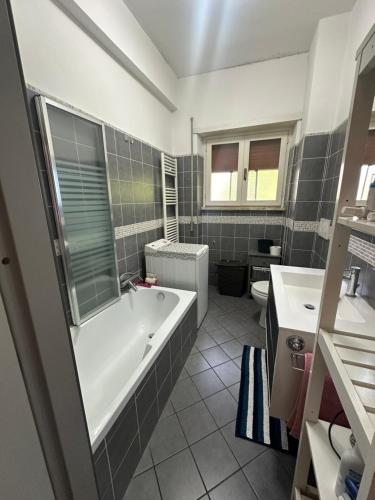 łazienka z wanną i umywalką w obiekcie Casa di Sibilla w mieście Bracciano