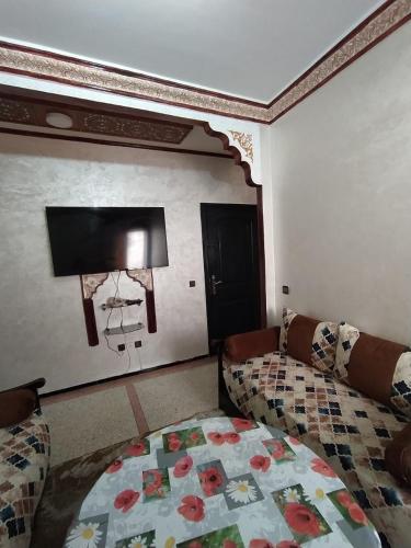 ein Wohnzimmer mit einem Bett und einem Basketballkorb in der Unterkunft Douaa's home in Rabat