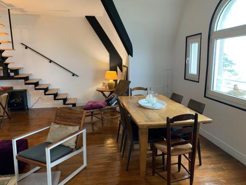 une salle à manger avec une table et des chaises en bois dans l'établissement Ciel et Mer, à Varengeville-sur-Mer