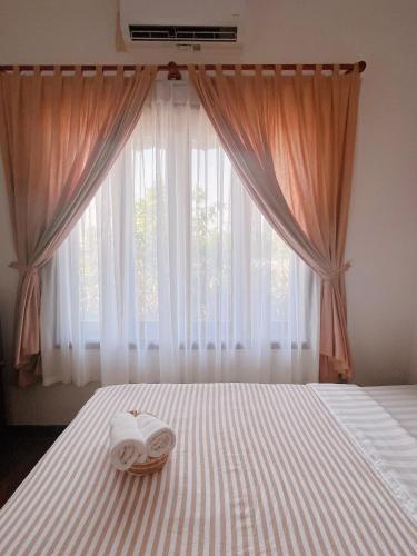 Tempat tidur dalam kamar di Ngọc Toàn Homestay