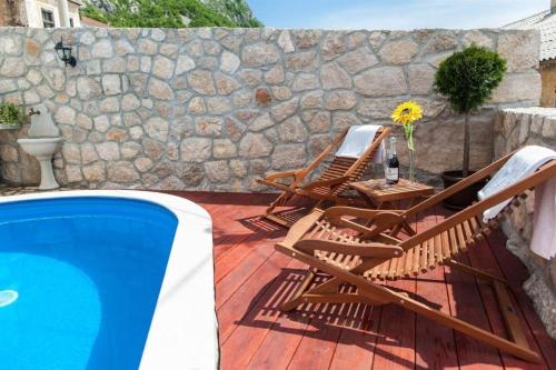 A piscina localizada em charmantes Ferienhaus mit Pool, Klimaanlage und Wifi für 5 Personen ou nos arredores