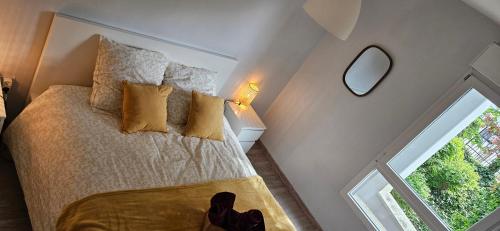 Saint-AndréにあるAppartement 2 chambres avec terrasse et garageのベッドルーム1室(鏡付きのベッド1台、窓付)