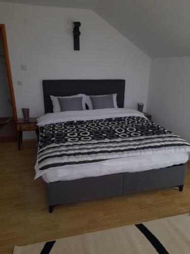 1 dormitorio con 1 cama grande y edredón negro en Sarajevo Holiday Apartment 3, en Sarajevo