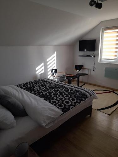 een slaapkamer met een groot bed en een raam bij Sarajevo Holiday Apartment in Sarajevo