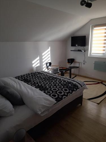 Un dormitorio con una cama grande y una ventana. en Sarajevo Holiday Apartment 3, en Sarajevo