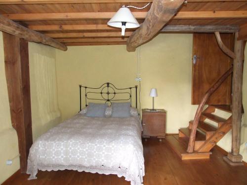 um quarto com uma cama e piso em madeira em Casa Aurora em San Esteban del Toral