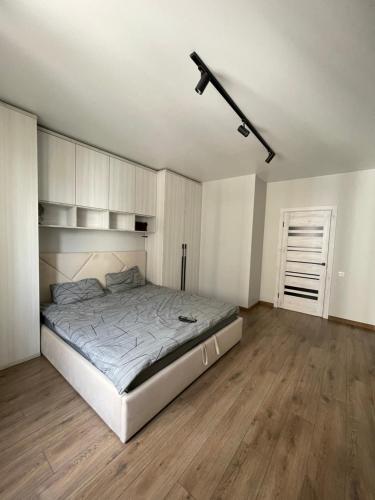 ein Schlafzimmer mit einem großen Bett in einem Zimmer in der Unterkunft Квартира в парку біля озера, 10 хв до центра, 1км in Ternopil