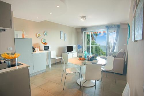 une cuisine et un salon avec une table et des chaises dans l'établissement Vina del Mare - Happy Rentals, à Menton