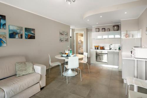 un salon et une cuisine avec un canapé et une table dans l'établissement Vina del Mare - Happy Rentals, à Menton