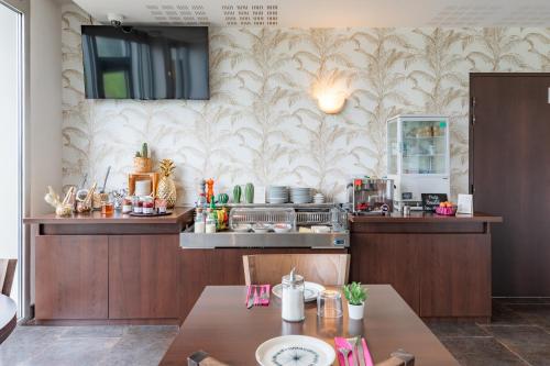 kuchnia ze stołem i blatem w obiekcie Appart’City Confort Nantes Ouest Saint-Herblain w mieście Saint-Herblain
