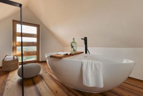 Koupelna v ubytování Am Wildbachberg - Luxus Ferienhäuser mit Infinitypool, Privatsauna und Weinkeller