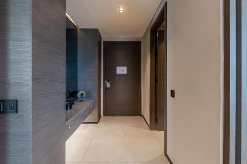 a hallway with a door leading to a bathroom at Noom Hotel Abidjan Plateau in Abidjan