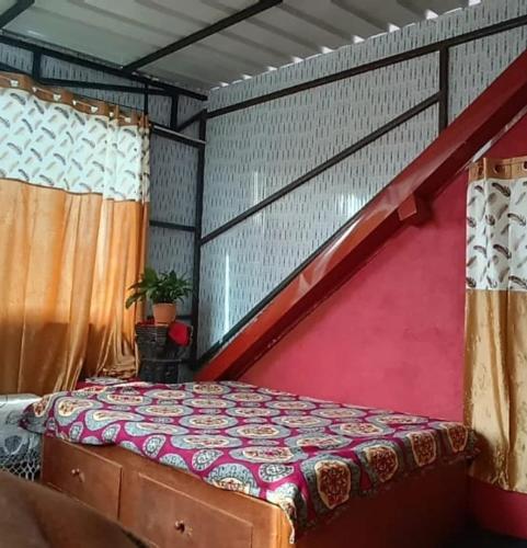Ένα ή περισσότερα κρεβάτια σε δωμάτιο στο Shreenagar Homestay