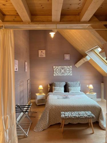 - une chambre avec un grand lit et des plafonds en bois dans l'établissement Le Gite De L'etoile Du Jour, à Neung-sur-Beuvron