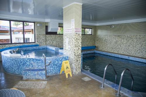 สระว่ายน้ำที่อยู่ใกล้ ๆ หรือใน Family Hotel Emaly 2