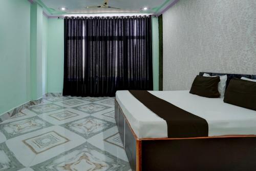 Postel nebo postele na pokoji v ubytování OYO The orient hotel