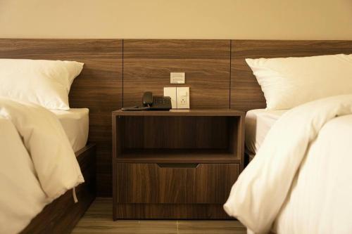 سرير أو أسرّة في غرفة في Tuyet Suong Hotel&LoveHouse