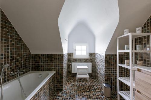 ein Badezimmer mit Badewanne und Waschbecken in der Unterkunft Maison Philippe in Koksijde