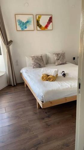 Un dormitorio con una cama con dos pretzels. en דירת מדהימה נווה צדק 2, en Tel Aviv
