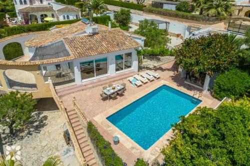 Villa Atmosfera by Abahana Villas في Fanadix: منظر جوي لمنزل به حوض سباحة