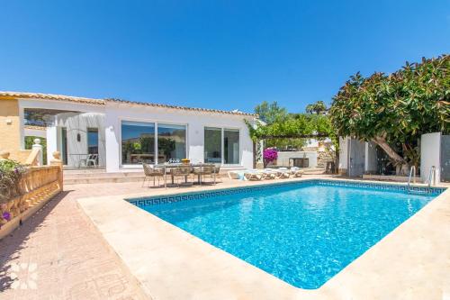 Villa Atmosfera by Abahana Villas في Fanadix: حمام سباحة أمام منزل