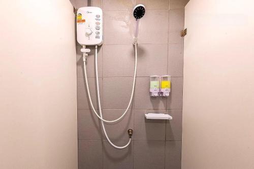 La salle de bains est pourvue d'une douche et d'un sèche-cheveux. dans l'établissement My Cocoon Hostel แจ้งวัฒนะ, à Nonthaburi