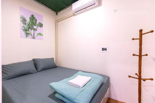 Cette petite chambre comprend un lit d'angle. dans l'établissement My Cocoon Hostel แจ้งวัฒนะ, à Nonthaburi