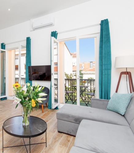 un salon avec un canapé et une table dans l'établissement Le petit prince, à Cannes