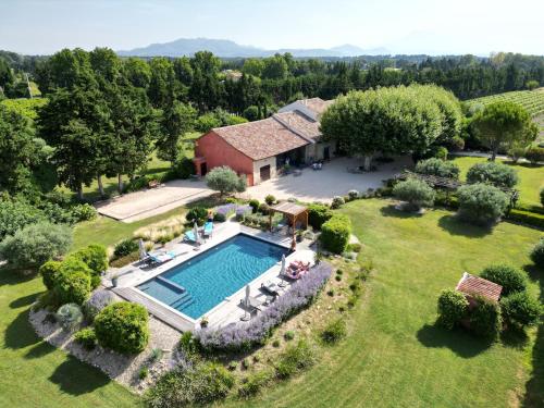 an aerial view of a house with a swimming pool at Le Mas Terre des Anges in Sarrians