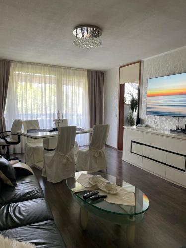 科隆的住宿－Ferienwohnung，客厅配有沙发和桌子
