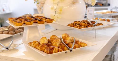 a bakery with several trays of pastries on display at Hotel Regina in Fátima