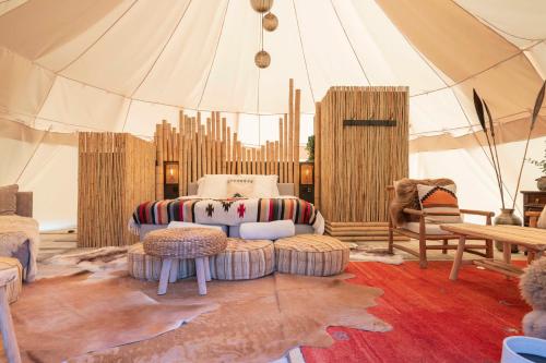 Posezení v ubytování Comfort Tipi Marie, Tipi Bo Deluxe & tent Nicolaï - 'Glamping in stijl'