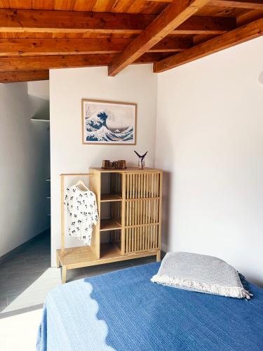 een slaapkamer met een bed en een boekenplank bij AA Guest - Isla The Nordic Eco Apartment in Puerto de la Cruz