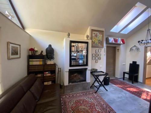 a living room with a couch and a fireplace at Charmante Ruheoase am Meer in Lettland in Miķeļtornis