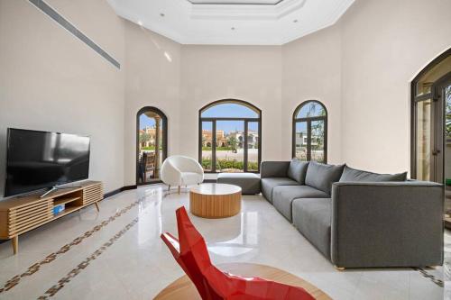 Beachfront Dubai Villa for 10 Guests with Full Kitchen & View photo 3