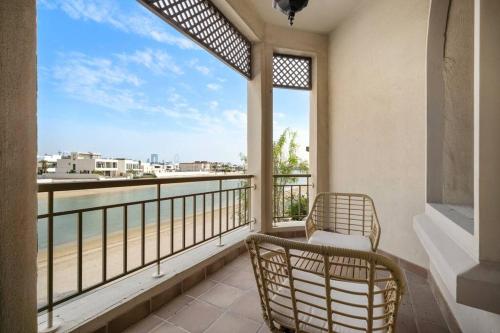 Beachfront Dubai Villa for 10 Guests with Full Kitchen & View photo 2