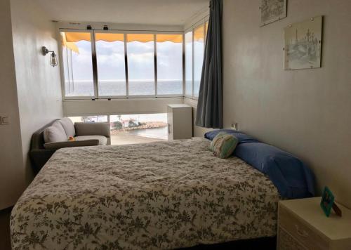 1 dormitorio con 1 cama y vistas a la playa en NUEVO El Faro Beach Marbella, en Marbella